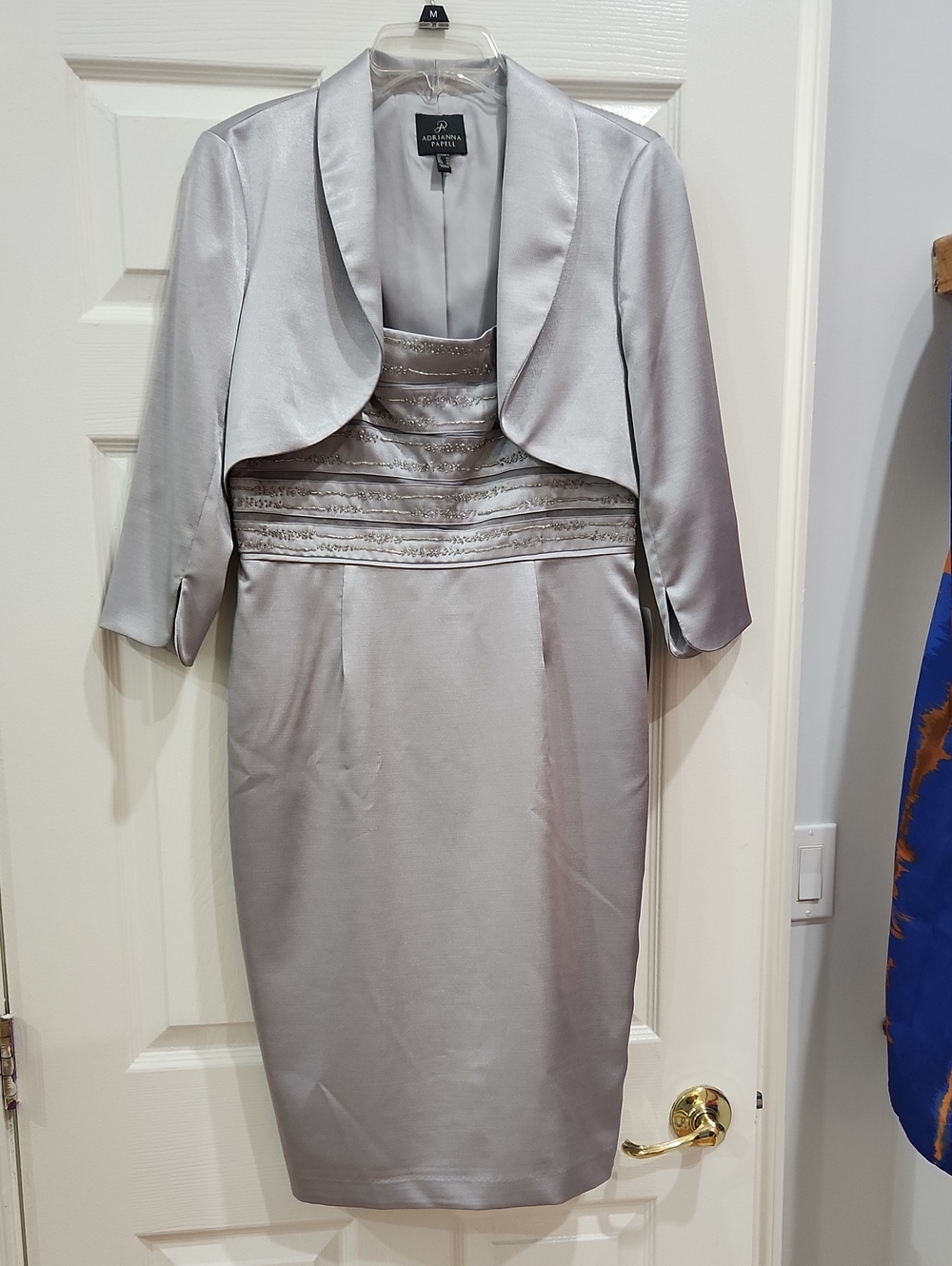 ADRIANNA PAPELL SHEATH DRESS W/ BOLERO JACKET. SZ 8 HAND BEADED. METALLIC SILVER